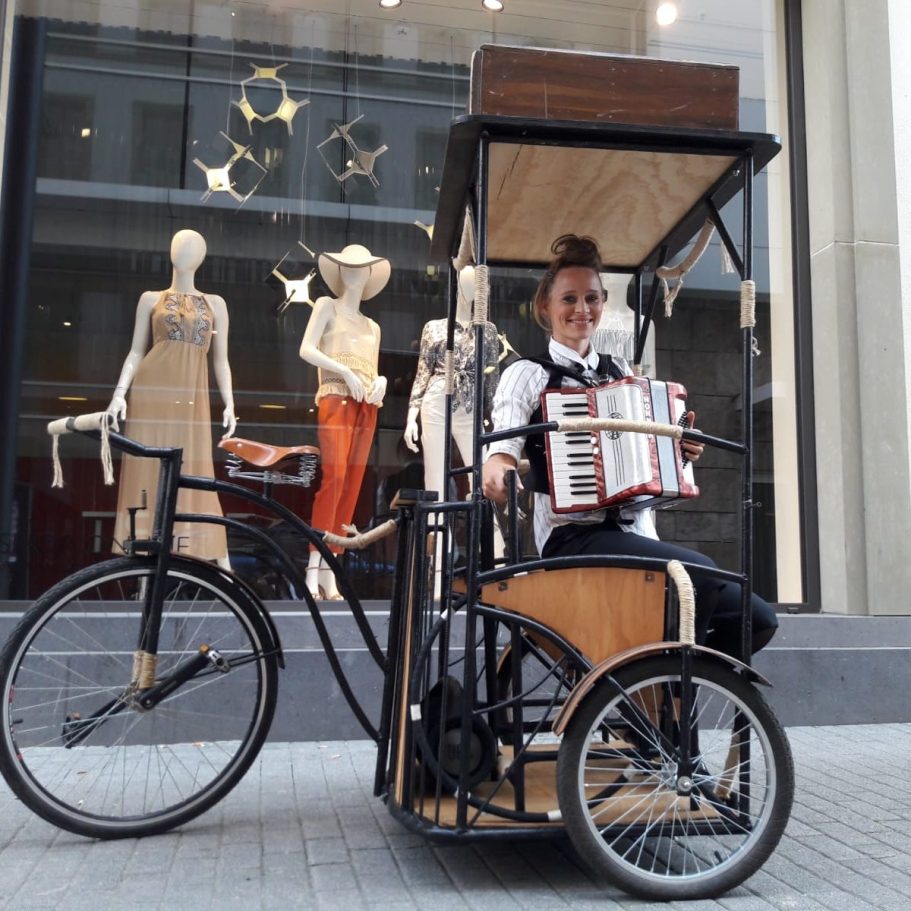 Strassenkunst mit Nostagierad und Akkordeonmusik